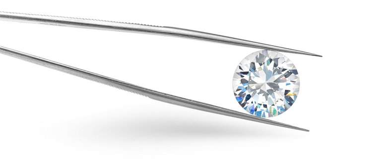 Diamant de laboratoire se tient dans une pince à épiler