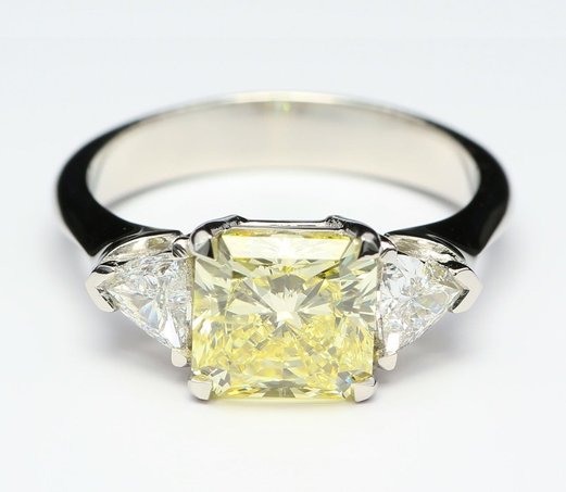 Ring with yellow lab-grown diamond