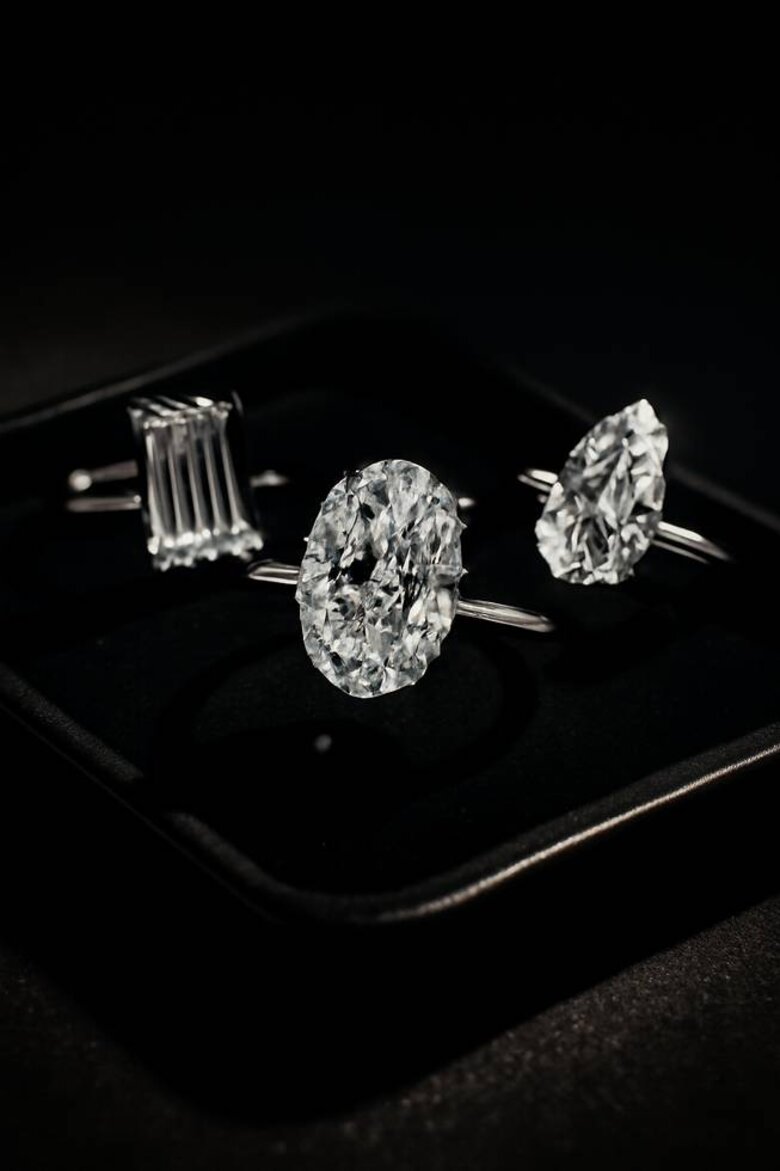 Image: Celebrity-inspired lab-grown diamond rings showcasing oval brilliant cuts in platinum settings with dramatic lighting - Shows readers the exact luxury aesthetic they can achieve at accessible prices