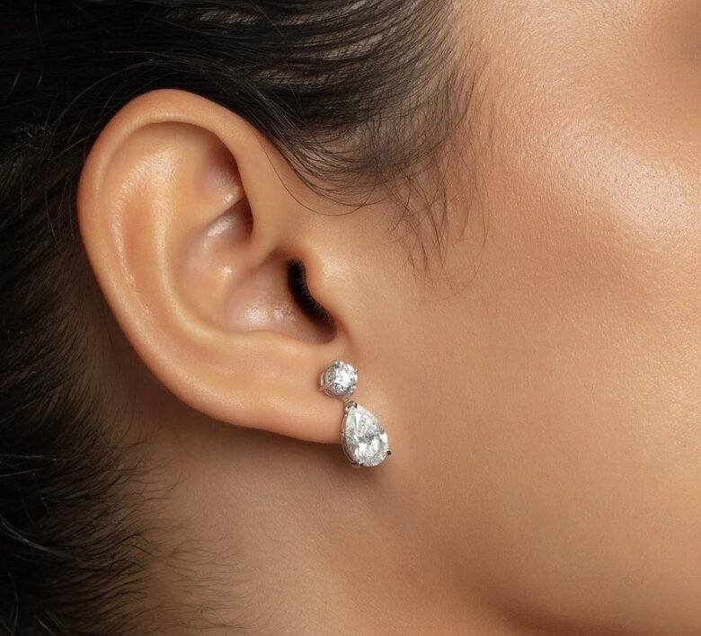  CVD Diamond Growth Chamber Process Visualization - Step-by-step visual showing how carbon atoms build diamond crystal structure layer by layer