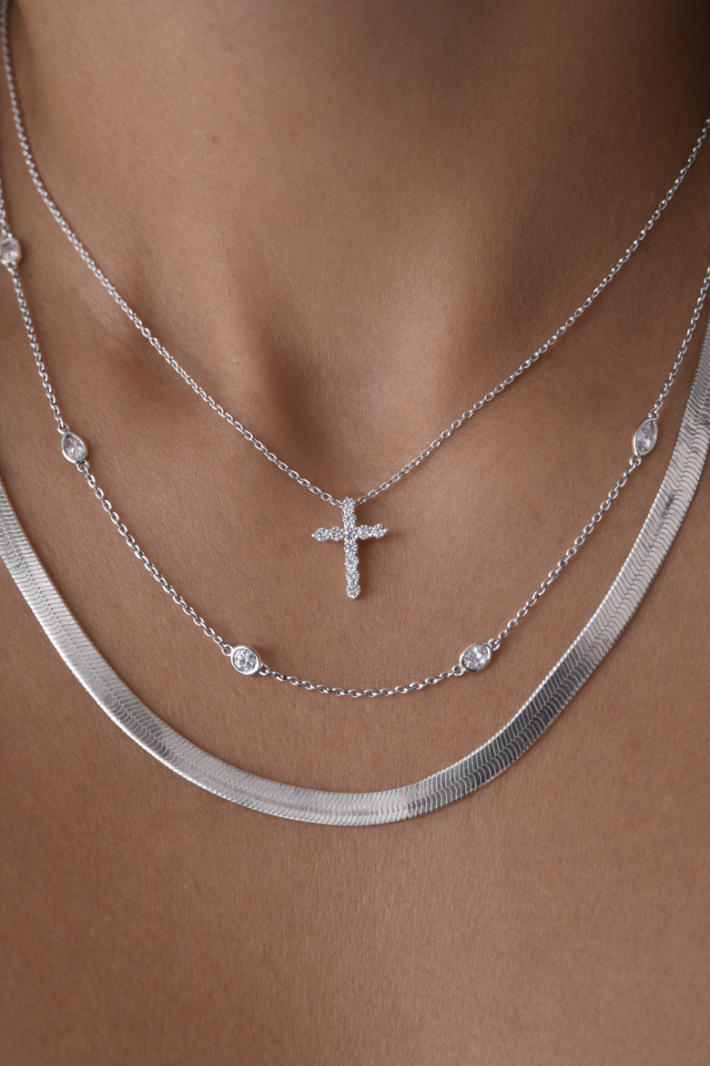  Social Media Optimized Cross Necklace Photography - Visual guide showing how VS1-SI2 clarity lab-grown diamonds appear under ring lighting and smartphone cameras, with examples of viral-worthy sparkle shots