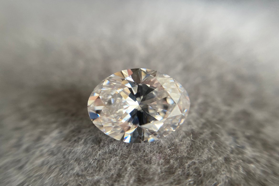 Diamond with bowtie effect