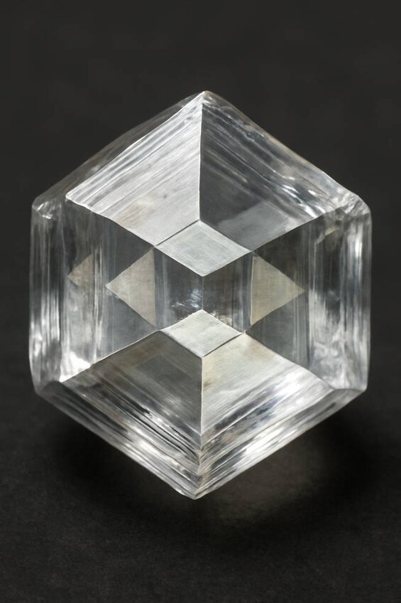 Image: HPHT Diamond Crystal Structure Under Magnification - Visual demonstration of cuboctahedral shapes and geometric sector patterns for accurate identification