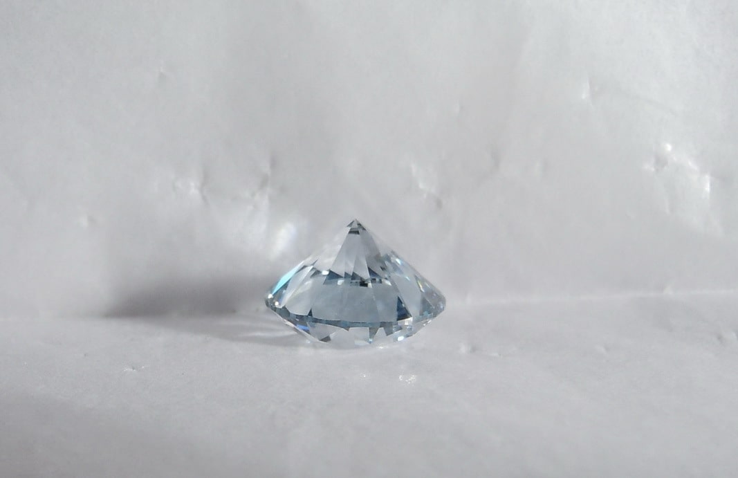 Differenze tra moissanite, diamanti da laboratorio e diamanti estratti